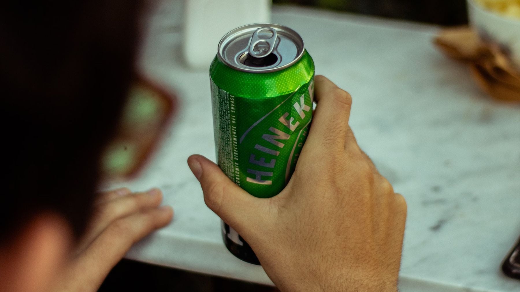 Experta en cerveza: Mucha gente cree que las latas estropean el sabor, pero protegen mejor que las botellas.