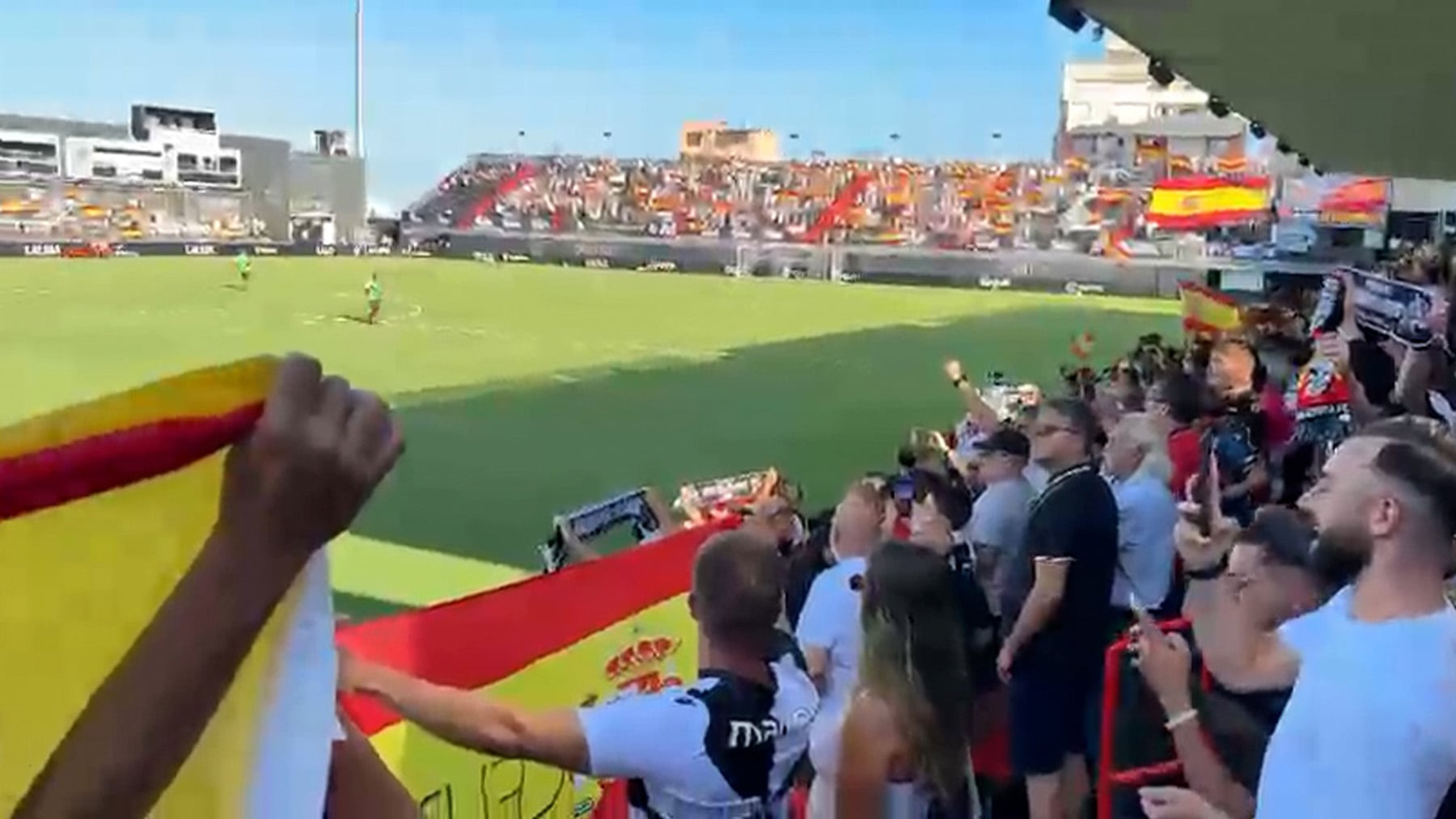 Espectacular: así suena el himno de España en el partido del Ceuta con un estadio lleno de banderas
