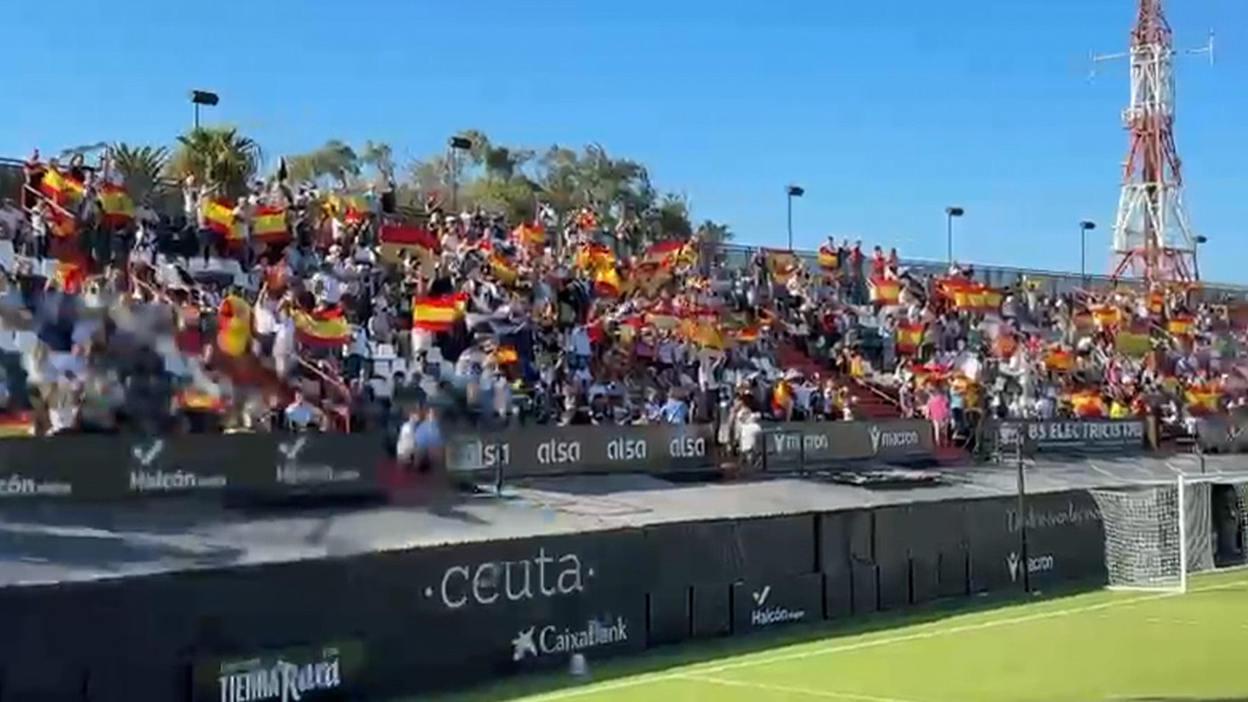 La afición del Ceuta estalla en su primer partido de fútbol tras la invasión: ¡Pedro Sánchez, hijo de puta!