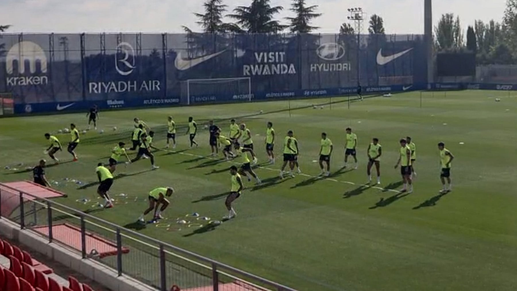 Julián Álvarez vuelve a entrenar con normalidad y Simeone tiene una baja para el Villarreal