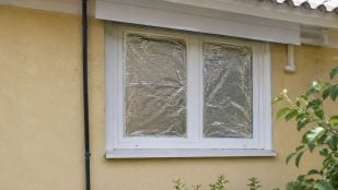 Los arquitectos coinciden: "Poner papel de aluminio en las ventanas es una solución de emergencia contra el calor, pero protegerlas por fuera siempre es más eficaz"