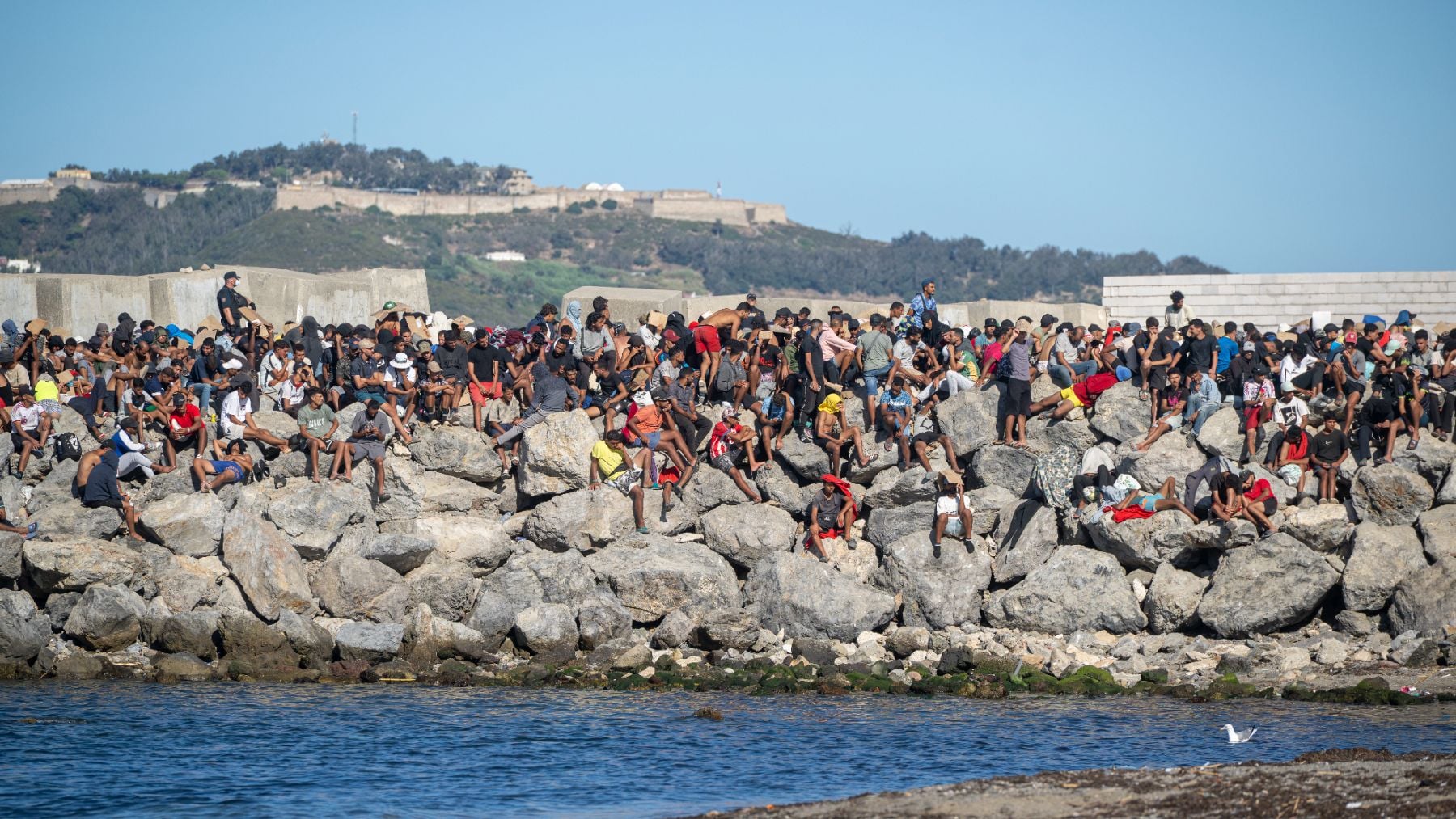 Marruecos pide ahora a España que devuelva a los inmigrantes que cruzaron Ceuta y los cadáveres