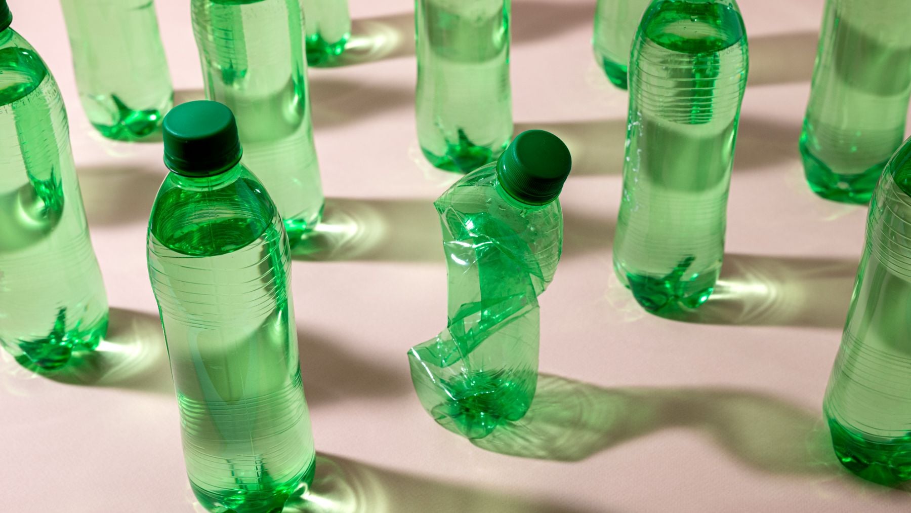 Mercadona lo confirma: va a empezar a pagar a sus clientes por devolver botellas de plástico y latas de refresco