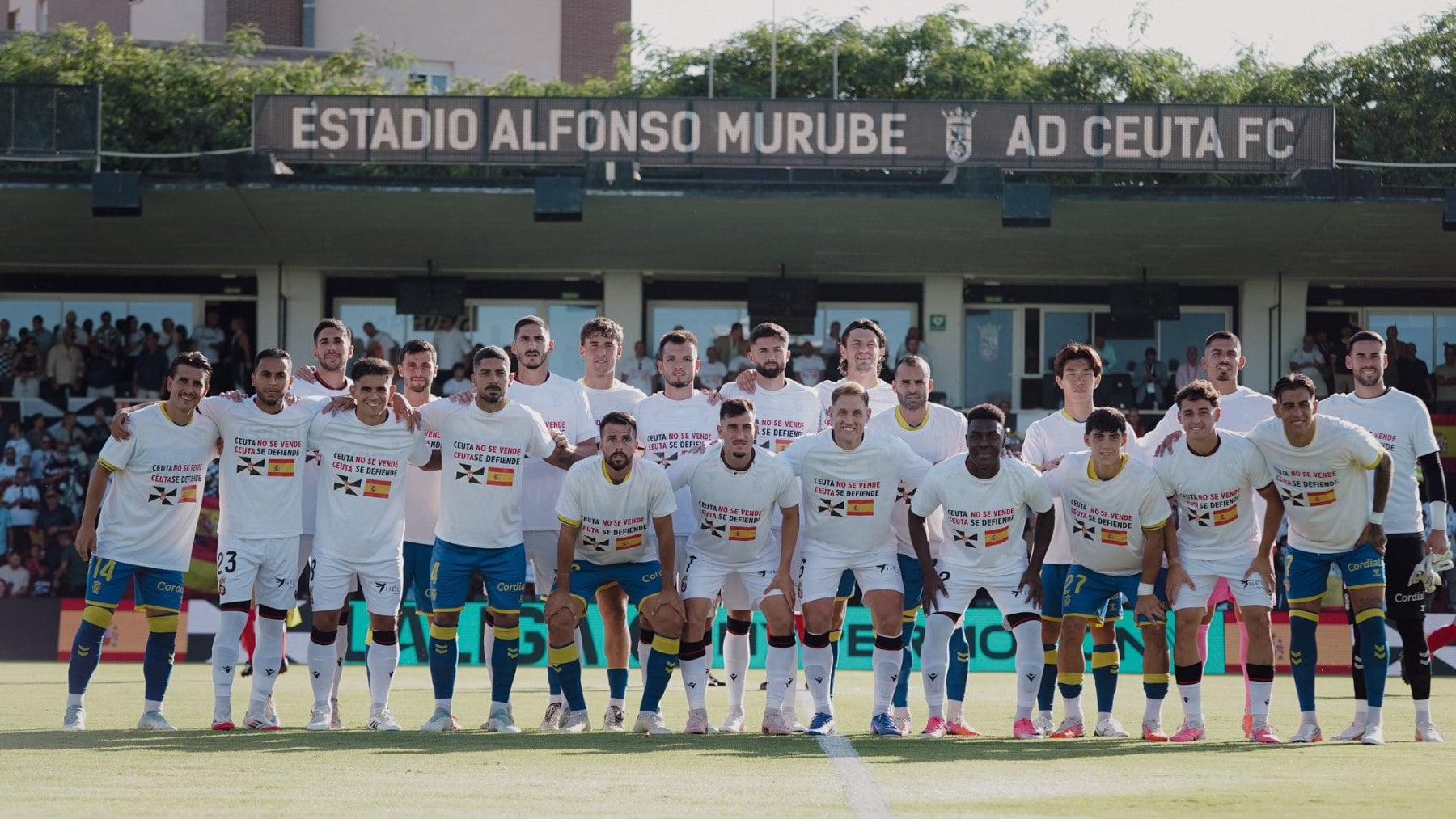 Jugadores del Ceuta y de Las Palmas. (AD Ceuta)
