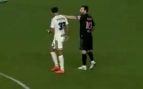 Lionel Messi golpeando a Quinn Sullivan