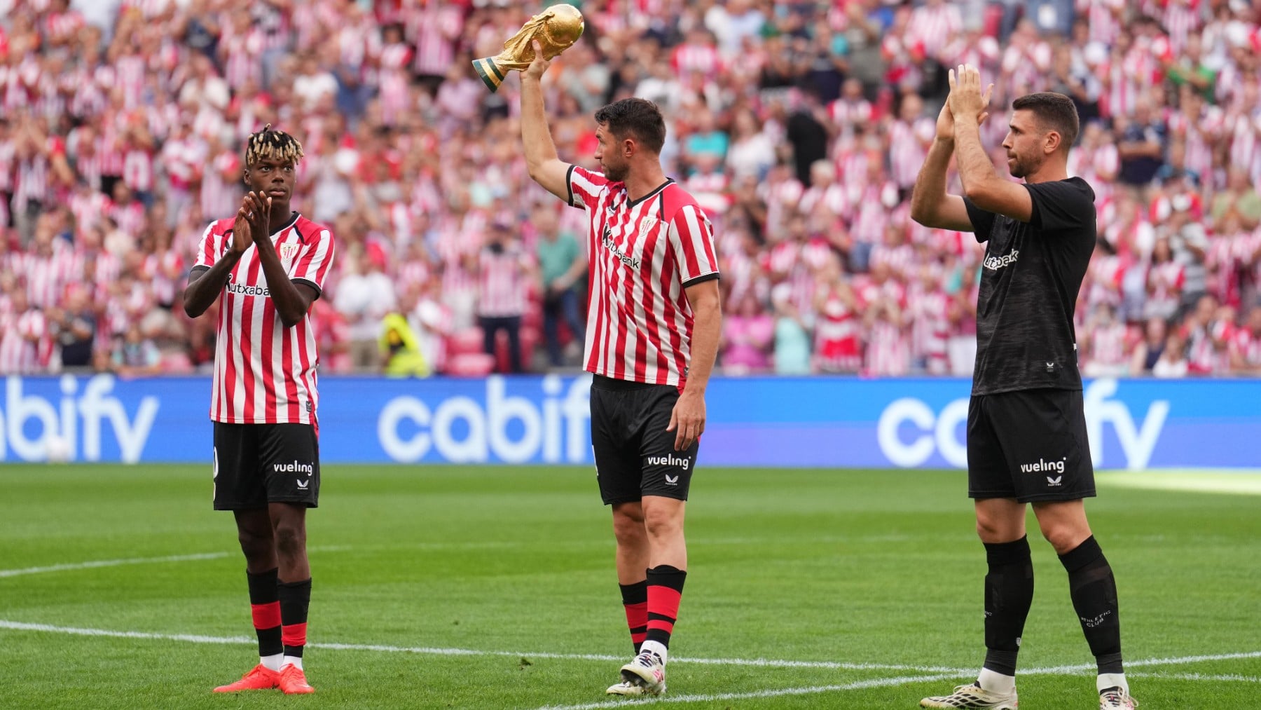 El Athletic dedica sólo 40 segundos al homenaje a los campeones del mundo entre cánticos de español el que no bote