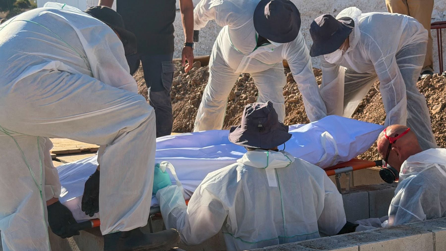 La morgue de Ceuta entierra los cadáveres de los inmigrantes con un código por si tiene que exhumarlos para devolverlos a Marruecos
