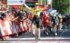Brennan se impone en un final épico en Manosque con Pogacar tercero para seguir líder