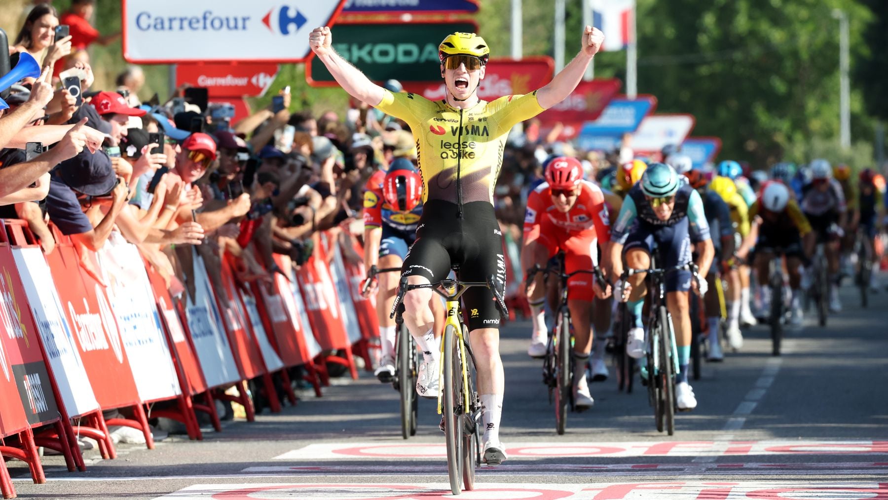Brennan se impone en un final épico en Manosque con Pogacar tercero para seguir líder