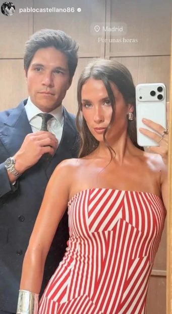 Mar&iacute;a Pombo co un vestido de rayas