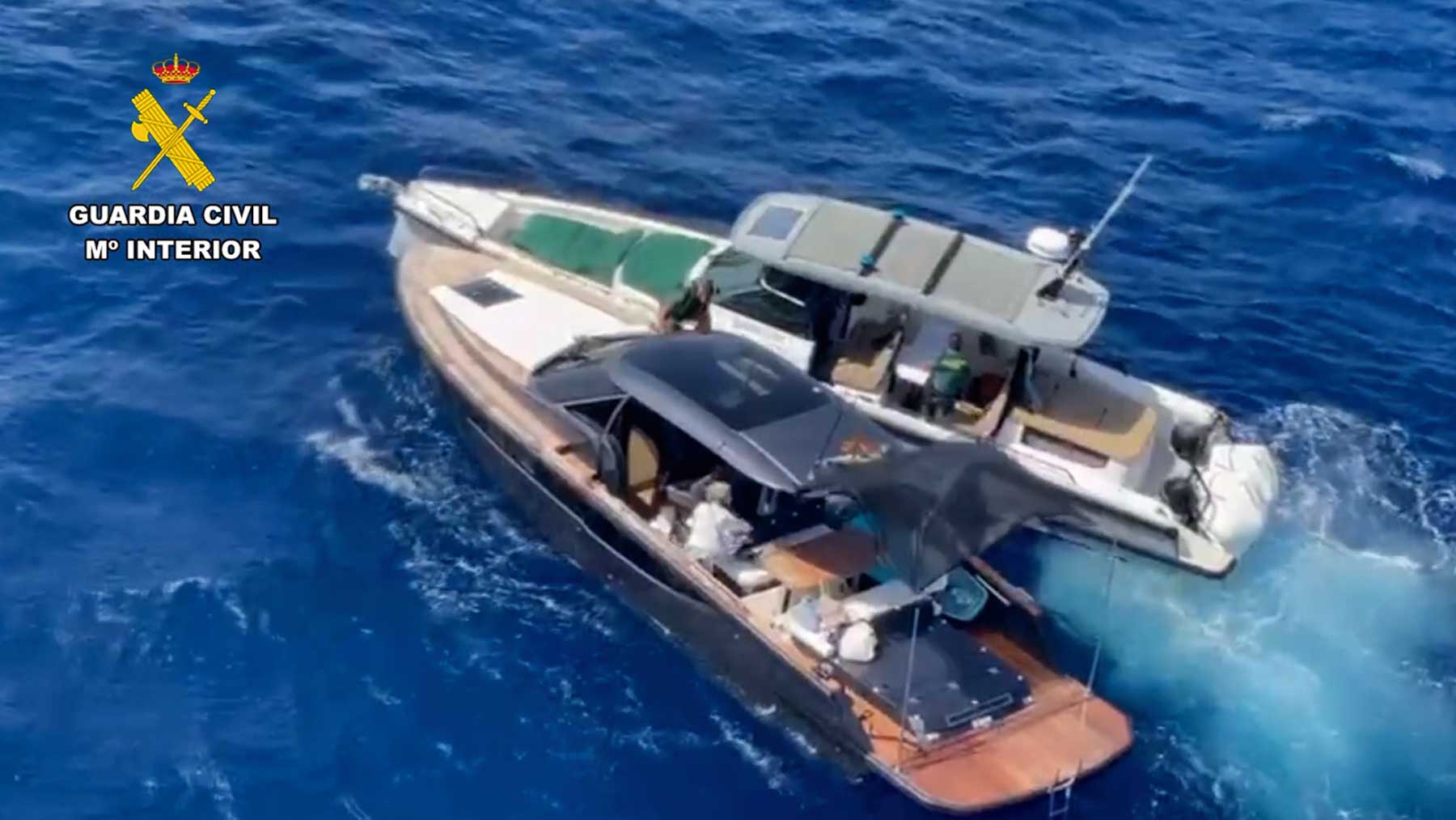 Un hombre roba un barco de más de un millón de euros en el puerto de Sóller y en su huida embiste a la&nbsp;lancha de la Guardia Civil