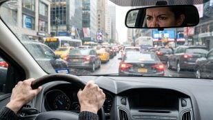 si te enfadas a menudo cuando vas conduciendo en el coche