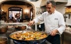 Los chefs valencianos y maestros arroceros coinciden: para hacer fideuá hay que echar «330 ml de caldo por persona y la cebolla del sofrito no se ralla, se pica»