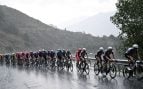 Nuevo lío en la Vuelta: el pelotón para por una enorme granizada y la etapa se cancela a 14 kilómetros de meta