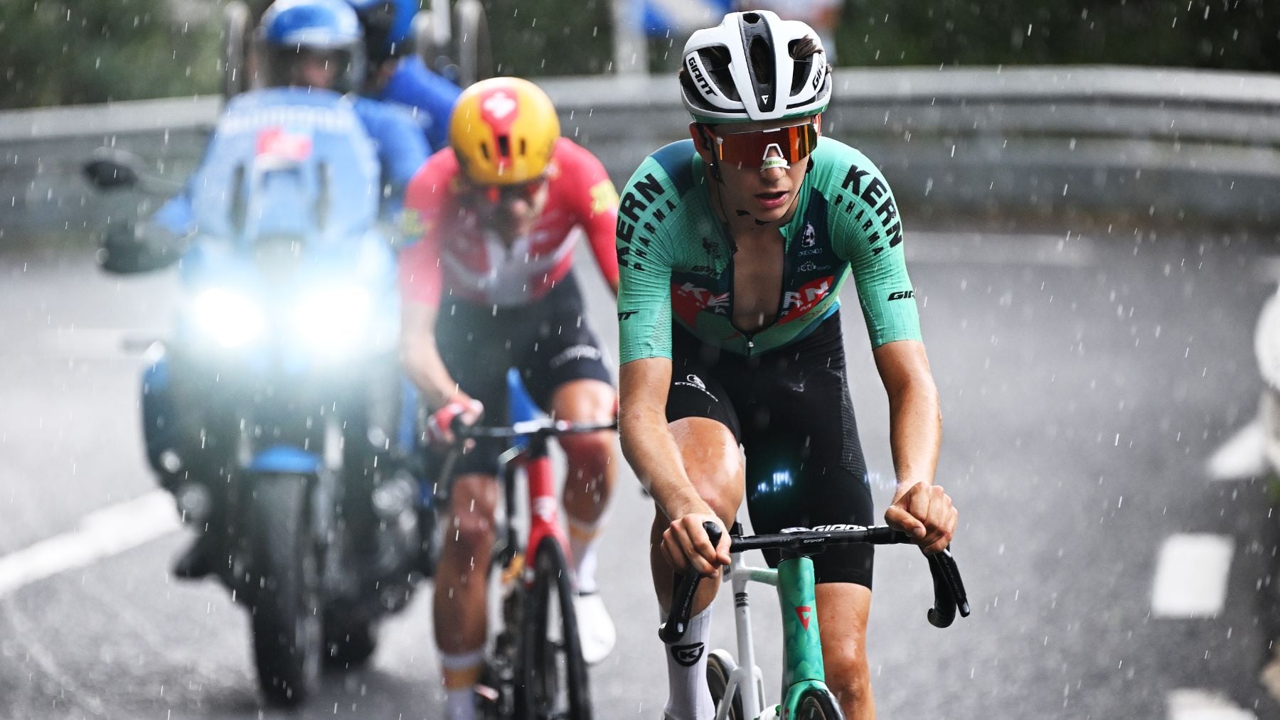 TVE deja sin imagen la señal internacional de la Vuelta por el temporal en la tercera etapa