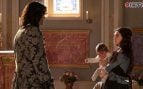 Rafael junto a María, la niña que ha protagonizado varias tramas de Valle salvaje (RTVE).