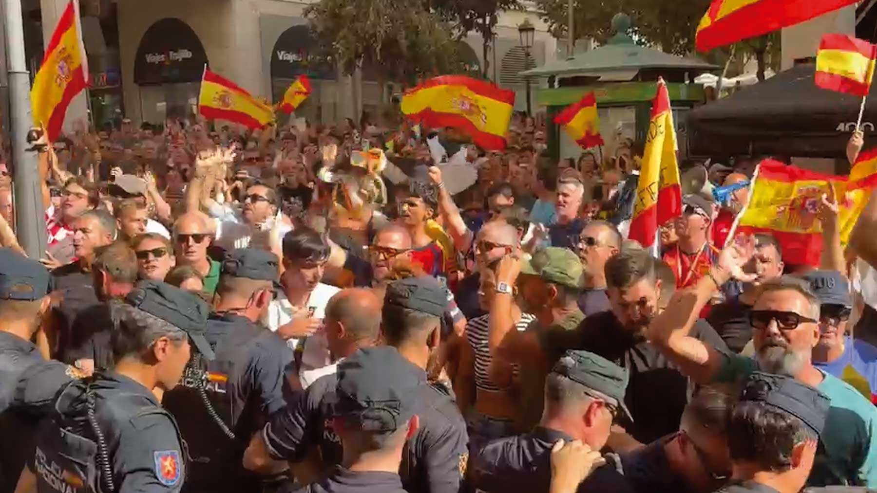 Cientos de ceutíes salen a la calle al grito de ¡Pedro Sánchez, hijo de puta! y ¡Ceuta no es un CETI!