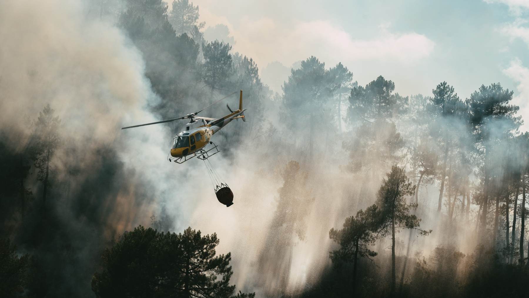 Un helicóptero del Plan Infoex interviene en un incendio declarado en Extremadura. (Foto: Junta de Extremadura).