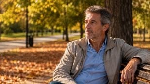 Hombre, reflexión, bosque