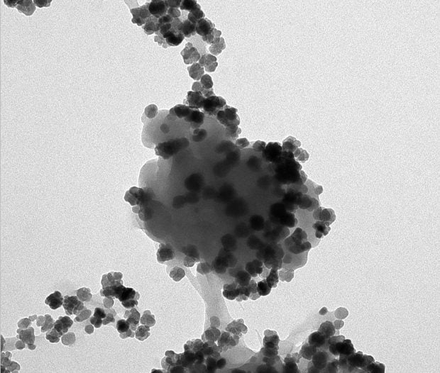 Imagen de microscopio donde se ve el nanoPET con nanopartículas magnéticas
