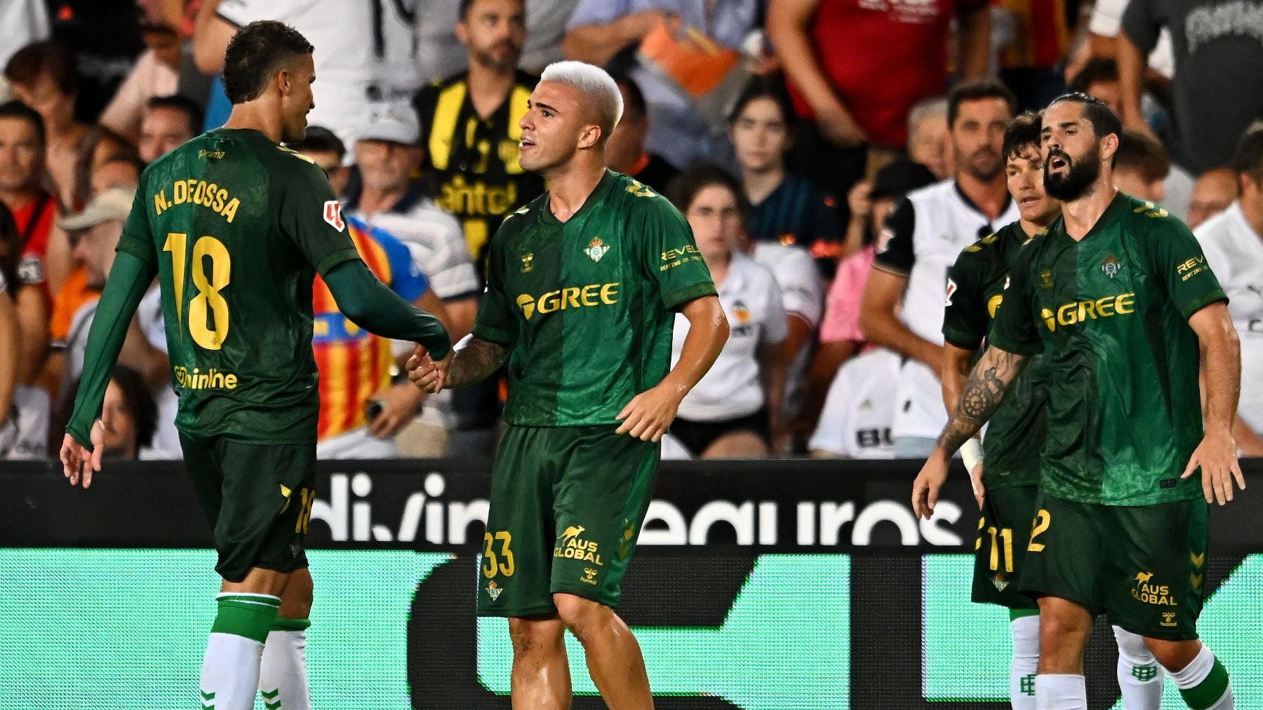 Los jugadores del Betis celebran el gol al Valencia. (Getty)