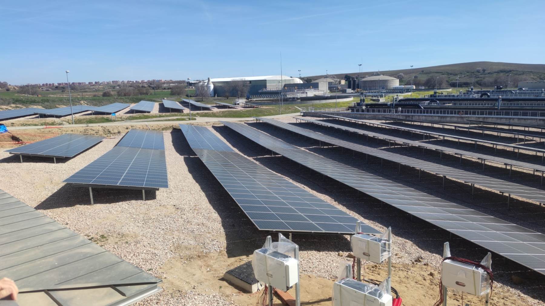 Paneles solares en la instalación de La Reguera. (Foto: Canal Isabel II).