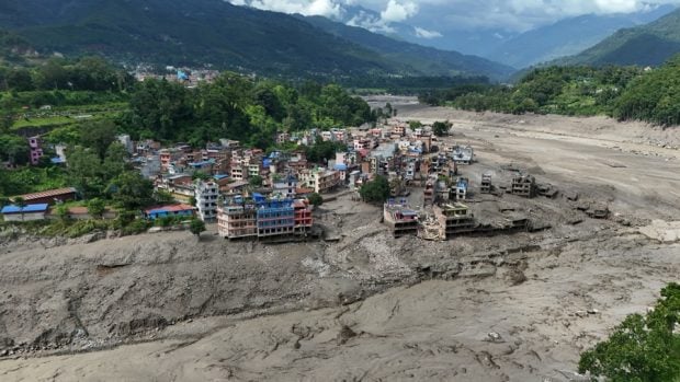 Vista a&eacute;rea de viviendas da&ntilde;adas en Trishuli Bazar tras una inundaci&oacute;n 
