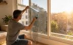 Truco ventanas contra el calor, remedios caseros contra el calor, adhesivos en las ventanas para el sol, adhesivo para las ventanas.