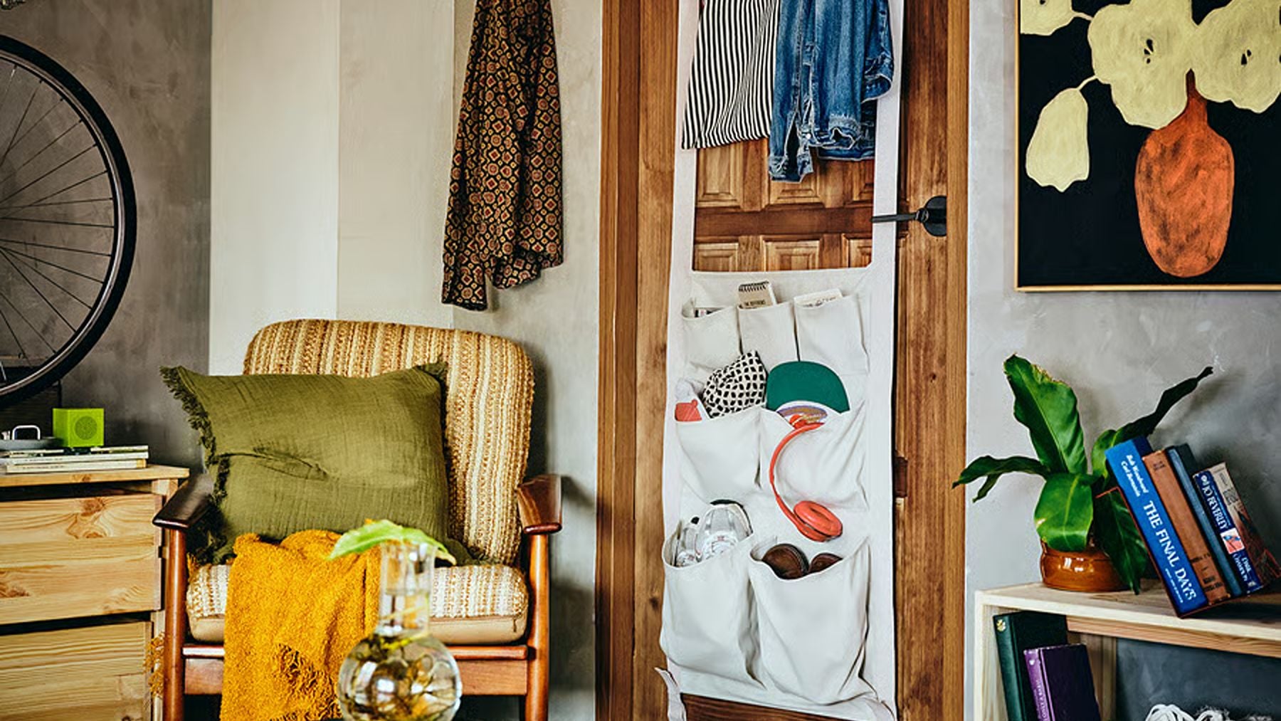 Adiós a acumular ropa en la silla: IKEA está arrasando con el perchero para puertas que añade almacenaje a tu dormitorio