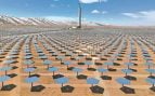 Central solar térmica de Tushuo con miles de helióstatos alrededor de una torre en China