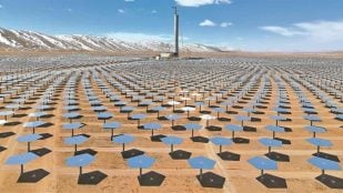Central solar térmica de Tushuo con miles de helióstatos alrededor de una torre en China