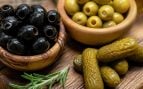 Aceitunas y pepinillos en vinagre