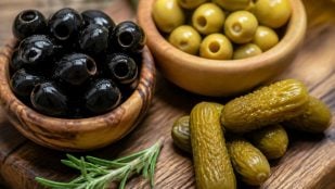 Aceitunas y pepinillos en vinagre