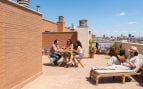 La Ley de Propiedad Horizontal respalda a los vecinos: esto puedes hacer si intentan prohibirte tomar el sol en la azotea común