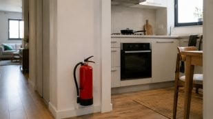 Consejo bomberos contra incendios caseros, truco bomberos contra incendio, bomberos y uso de extintor en casa, tener un extintor en casa.