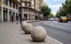 Llevamos toda la vida viendo las bolas de cemento en las aceras pero poca gente se ha parado a pensar para qué sirven: son más importantes de lo que parecen