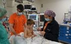 Los niños ya no entrarán solos al quirófano: el Gregorio Marañón deja que los padres entren hasta que se duermen
