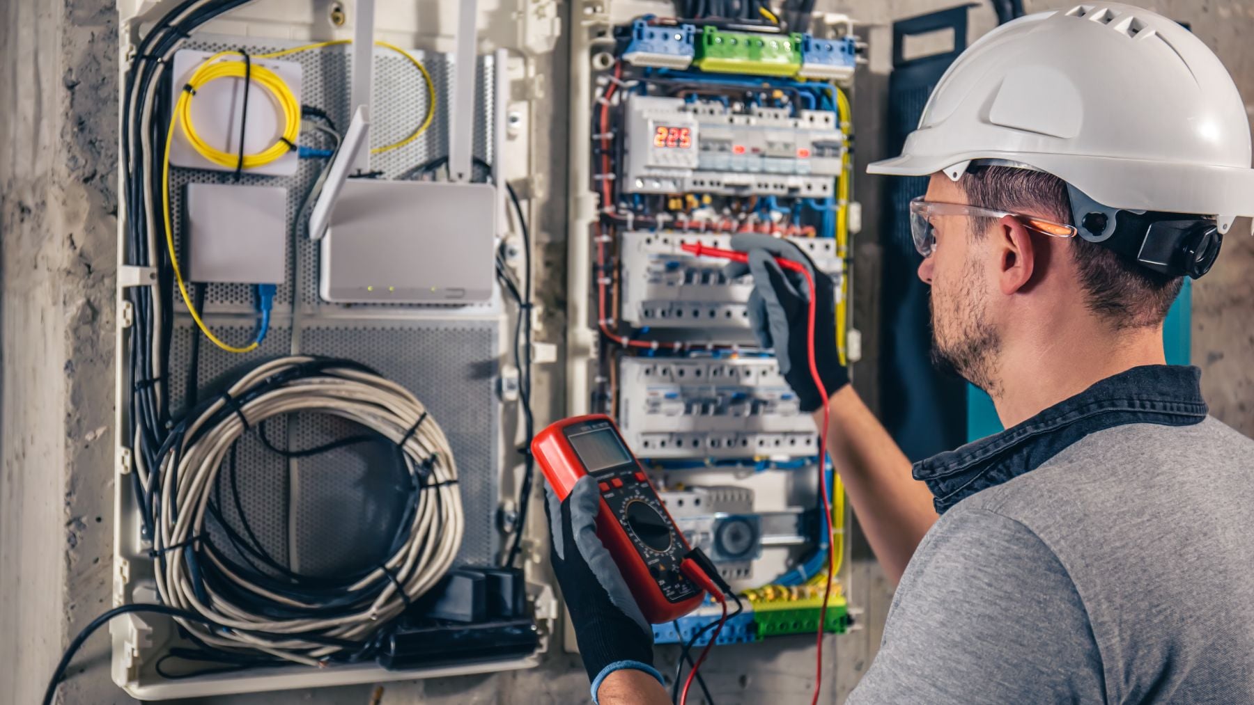 Un electricista revela el detalle que encarece una reparación: Normalmente la primera hora es más cara