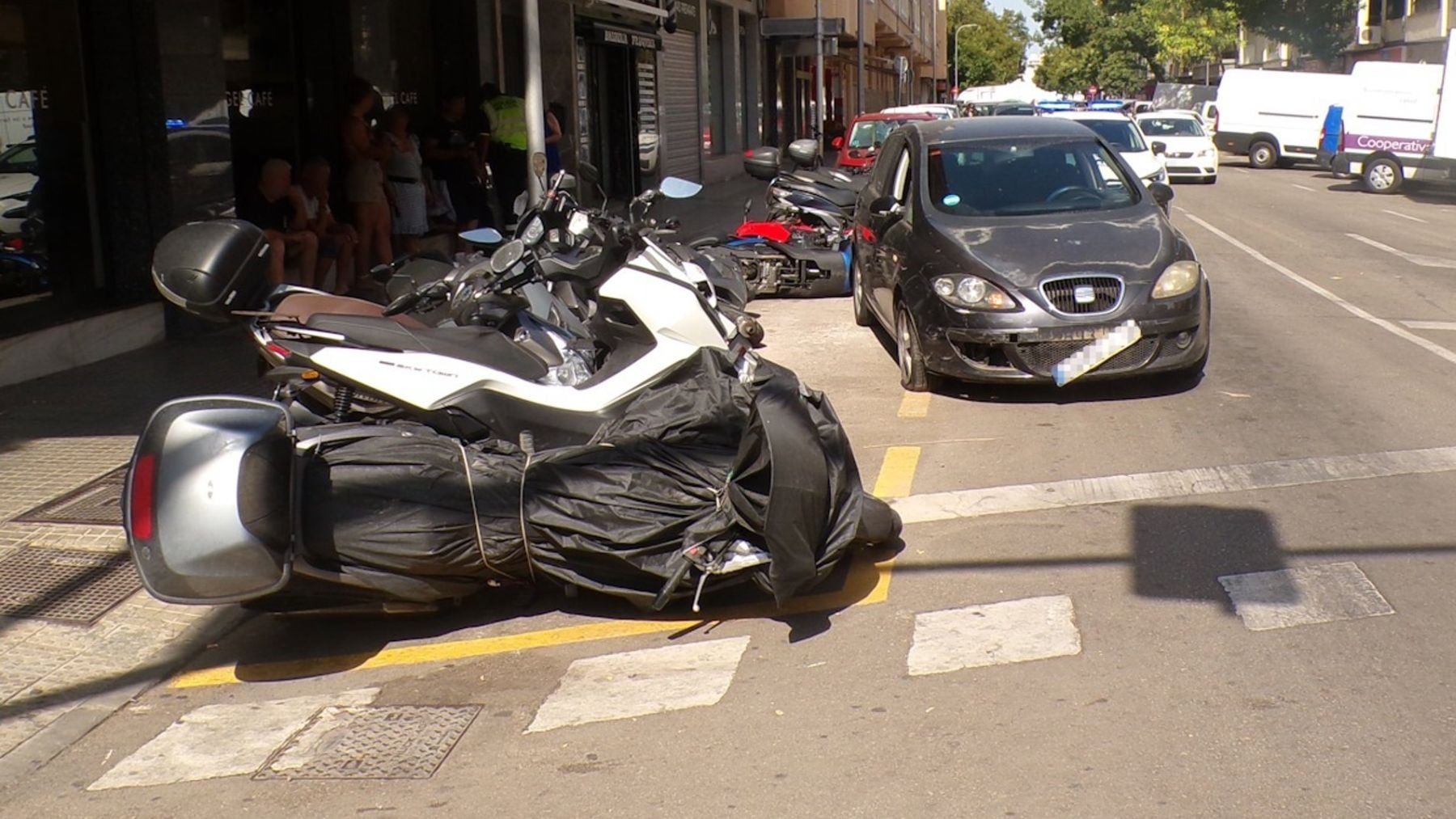 Una mujer de 56 años pierde el control de su coche y derriba nueve motos aparcadas en Palma