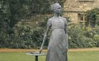 Monumento a Jane Austen, obra del escultor Martin Jennings, en la Catedral de Winchester, Reino Unido. Crédito: Adamklimowski, CC BY-SA 4.0, vía Wikimedia Commons