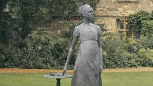 Monumento a Jane Austen, obra del escultor Martin Jennings, en la Catedral de Winchester, Reino Unido. Crédito: Adamklimowski, CC BY-SA 4.0, vía Wikimedia Commons
