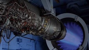 Motor del X-BAT con la tobera vectorial AVEN durante las pruebas de GE Aerospace y Shield AI