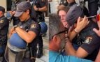 Una policía se derrumba y llora ante las protestas frente a la Delegación del Gobierno: la imagen de una Ceuta al límite