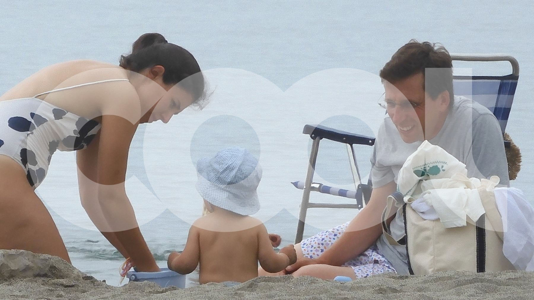 José Luis Martínez-Almeida y su mujer Teresa Urquijo con su hijo en la playa. (Foto: COOL)