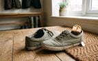 bolsita de té usada y seca dentro de los zapatos