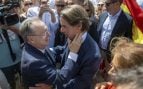 El expresidente del Gobierno y presidente de la Fundación FAES, José María Aznar, y el presidente de Ceuta, Juan Jesús Vivas. Marcos Moreno / Europa Press