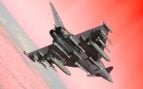 Eurofighter Typhoon en vuelo equipado con armamento bajo las alas