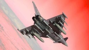 Eurofighter Typhoon en vuelo equipado con armamento bajo las alas