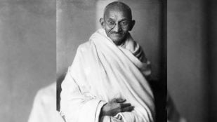 Fotografía de estudio de Mahatma Gandhi, Londres, 1931. Foto: Elliott & Fry, dominio público, vía Wikimedia Commons