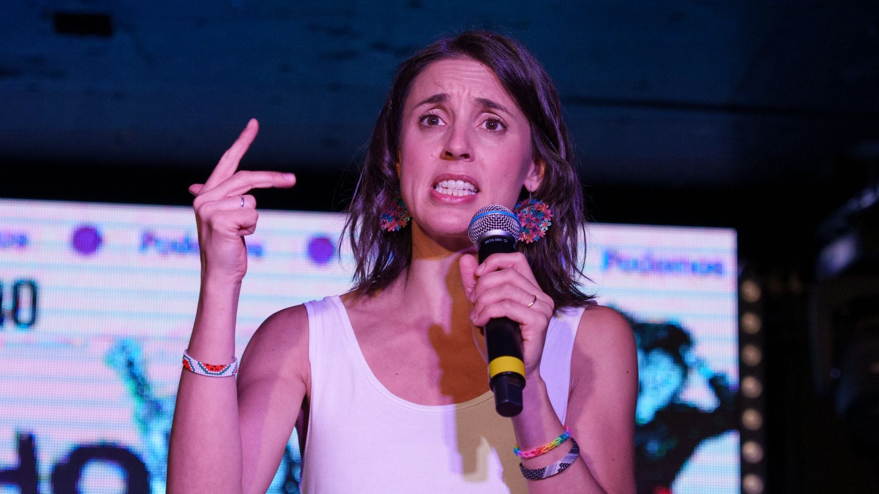 Irene Montero, que calló ante las niñas violadas, alerta de los nazis armados que se defienden de los invasores